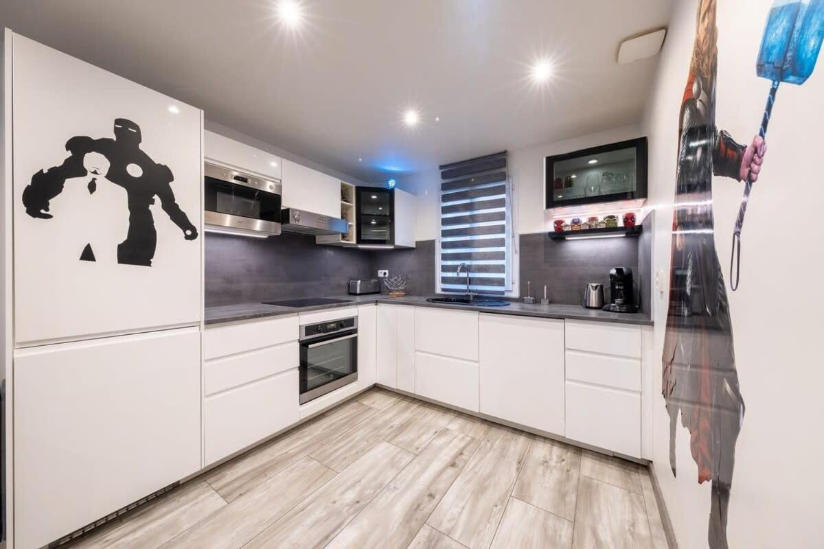 מאני-לה-הונגרה Disney Avengers Home מראה חיצוני תמונה